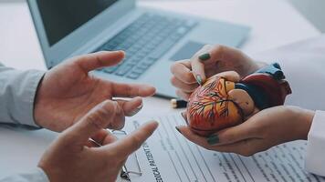 anatomisk modell av de mänsklig hjärta i läkares händer. kardiologisk samråd, behandling av hjärta sjukdomar. medicinsk begrepp video