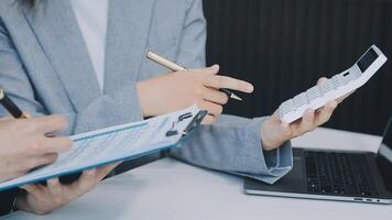 réunion du directeur financier discutant des statistiques financières sur le succès du projet de croissance de l'entreprise, investisseur professionnel travaillant sur un projet de démarrage pour un plan stratégique avec document, ordinateur portable et tablette numérique. video