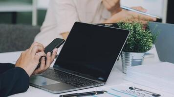 réunion du directeur financier discutant des statistiques financières sur le succès du projet de croissance de l'entreprise, investisseur professionnel travaillant sur un projet de démarrage pour un plan stratégique avec document, ordinateur portable et tablette numérique. video