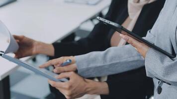 réunion du directeur financier discutant des statistiques financières sur le succès du projet de croissance de l'entreprise, investisseur professionnel travaillant sur un projet de démarrage pour un plan stratégique avec document, ordinateur portable et tablette numérique. video