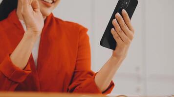 mujer de negocios utilizando teléfono, tomando notas a oficina escritorio video