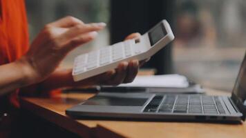 zakenvrouw gebruik makend van telefoon, nemen aantekeningen Bij kantoor bureau video