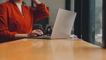 mujer de negocios utilizando teléfono, tomando notas a oficina escritorio video