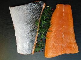 Fresco salmón filete con hierbas y especias foto