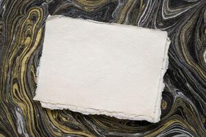 sábana de blanco blanco Khadi trapo papel en contra resumen negro y oro jaspeado papel foto