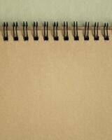 blanco espiral cuaderno en Arte papel en tierra tonos foto