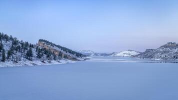 invierno oscuridad terminado parcialmente congelado diente de caballo reservorio a estribaciones de del Norte Colorado foto