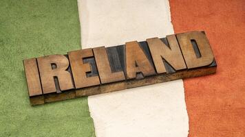 Irlanda palabra en Clásico tipografía madera tipo en contra papel resumen en color de irlandesa nacional bandera, verde, blanco y naranja foto