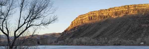 arenisca acantilado a puesta de sol en estribaciones de rocoso montaña en del Norte Colorado cerca fuerte Collins foto