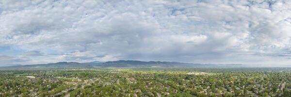 residencial zona de fuerte Collins y rocoso montañas estribaciones en del Norte Colorado, aéreo panorama ver en primavera paisaje foto