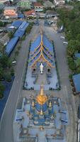 verticaal video. blauw tempel in Chiang rai video