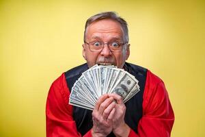 mayor hombre chico won el lotería, ventilador de dinero cerca cara de antiguo hombre. suerte día. humano emociones y facial expresiones foto