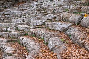 Roca anfiteatro con filas de asientos hecho de grande bloques de Roca. faselis antiguo ciudad, turco foto