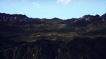 un' Visualizza di un' montagna gamma a partire dal un' aereo video
