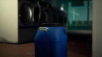 un azul agua botella sentado en frente de un fila de lavadoras video