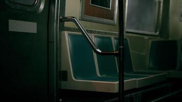 grön tunnelbana bil med metall ledstång video
