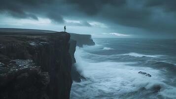 ai generado frente a adversidad solitario figura soportes firma en escabroso acantilado con vista a turbulento Oceano determinado y enfocado en medio de arremolinándose tormenta foto