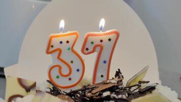 aantal 37 gelukkig verjaardag taart met brandend kaarsen topper, 4k video