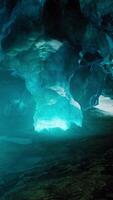 caverna de gelo de cristal azul sob a geleira na islândia video