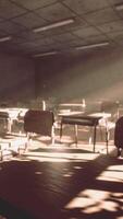 vue sur la salle de classe avec tables et petit tableau noir et murs grungy video