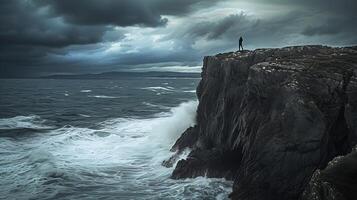 ai generado solitario figura pasa por alto montañas bañado en dorado luz de sol atractivo contemplación de sin límites natural belleza foto