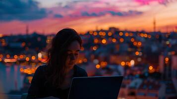 ai generado paisaje urbano serenidad mujer trabajando cómodamente con ordenador portátil capturado en de cerca 50 mm Disparo foto