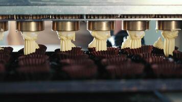 doce Produção linha às a fábrica. fazer doces a partir de creme automaticamente. video
