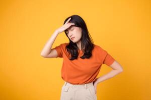 un expresivo retrato de mujer exhibiendo el retos de estrés, dolor de cabeza, y emocional confusión. foto