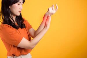 dolor muñeca retratado en un joven mujer mano, significando artritis dolor. estudio retrato ilustrando articulación inflamación. foto