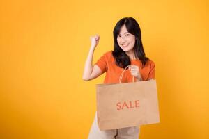 descubrir el amor en compras sorpresas con el mejor ofertas alrededor. sonriente mujer sostiene bolsas, reflejando el felicidad de hallazgo increíble descuentos foto