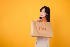 confidente asiático dama comprador participación compras bolsas, destacando el alegría de negociar caza y elegante compras foto