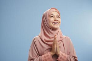 ai generado hermosa asiático musulmán mujer con un radiante sonrisa, haciendo un eid Mubarak saludo gesto, aislado en un limpiar fondo, representando el concepto de religioso estilo de vida foto