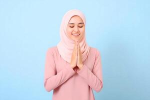 ai generado hermosa asiático musulmán mujer con un radiante sonrisa, haciendo un eid Mubarak saludo gesto, aislado en un limpiar fondo, representando el concepto de religioso estilo de vida foto