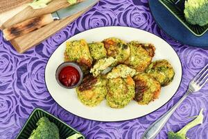 vegetariano brócoli chuletas en el mesa. foto