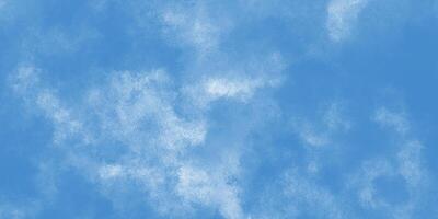 resumen acuarela sombras borroso y desenfocado nublado azul cielo fondo, borroso y granoso azul polvo explosión en blanco fondo, clásico mano pintado azul acuarela antecedentes para diseño. foto