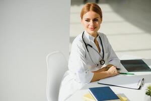 médico médico mujer en el oficina. foto