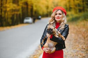 mujer con perro caminando en el parque foto