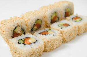 japonés Mariscos Sushi , rodar en un blanco antecedentes foto