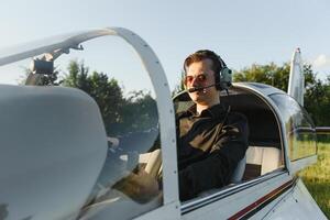 joven piloto se está preparando para despegar en avión privado. foto