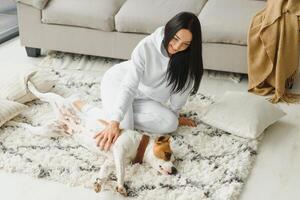 joven mujer con su linda perro a hogar. encantador mascota. foto