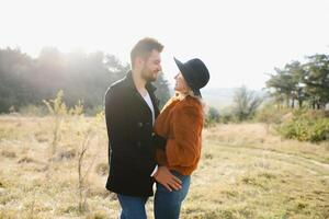 romántico joven Pareja en amor relajante al aire libre en parque. foto