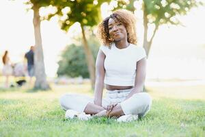 contento africano mujer sonriente en un parque foto