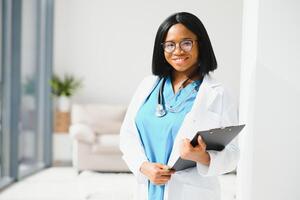 africano americano médico trabajando en su oficina a clínica. foto