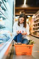 mujer compras a el supermercado foto