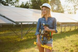 mujer ingeniero comprobación solar paneles preparar foto