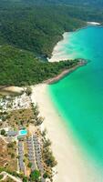 antenne van tropisch wit zanderig toevlucht strand met turkoois water in Thailand video