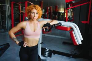 cerca arriba imagen de atractivo ajuste mujer en gimnasio foto