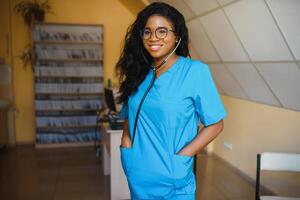 atractivo hembra africano americano médico profesional en oficina foto