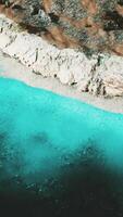 vista aérea desde un dron volador de una isla rocosa en el océano atlántico video