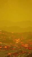 campo de lava bajo las nubes del atardecer en el fondo video